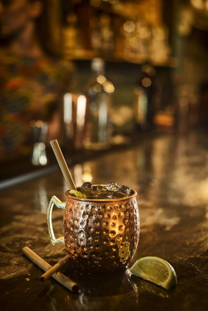 bebida de cóctel de limón canela ron picante en el bar
 - Foto, Imagen