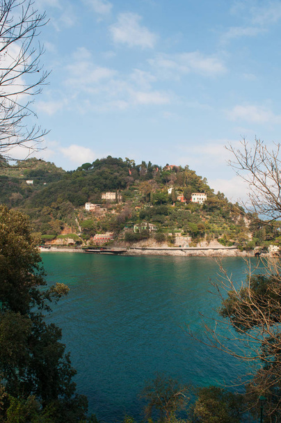 Italie : un aperçu avec vue sur la baie et la plage de Paraggi, un village de pêcheurs italien entre Santa Margherita Ligure et Portofino célèbre pour l'eau bleue cristalline de sa plage
 - Photo, image
