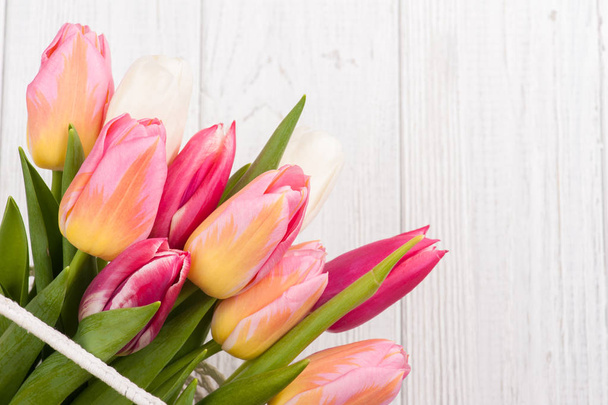Kytice z růžové tulipány v háčkovaný košík - Fotografie, Obrázek