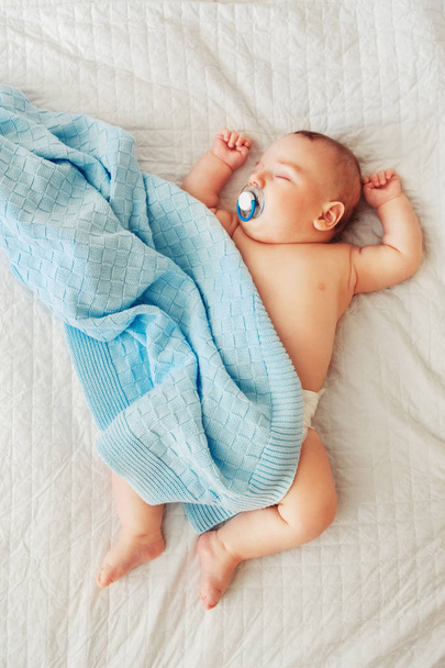 noworodek noworodka w pieluchy, spanie  - Zdjęcie, obraz