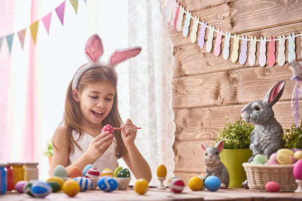child painting eggs - Foto, Bild
