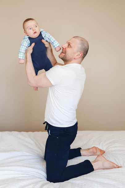  Padre sosteniendo bebé
  - Foto, imagen