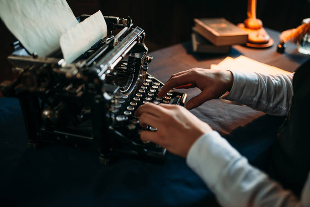 hands typing on vintage typewriter - Fotoğraf, Görsel