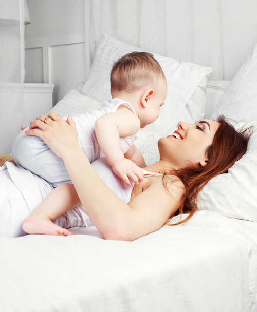 Anya és a baba az ágyban - Fotó, kép