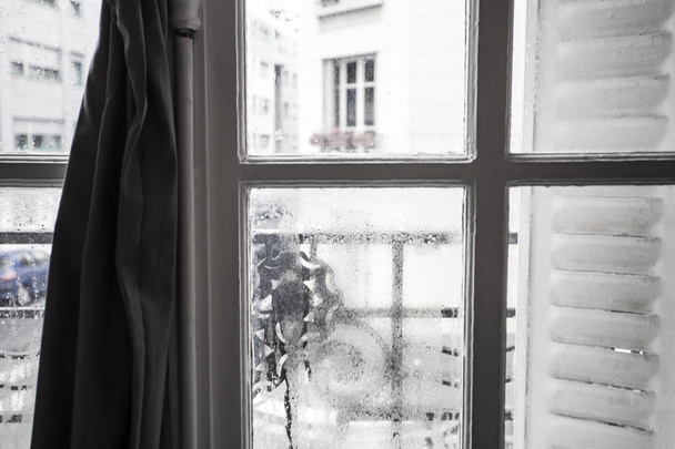 Detailní záběr kouřícího okna s kapkami vody z nudného dne - Fotografie, Obrázek