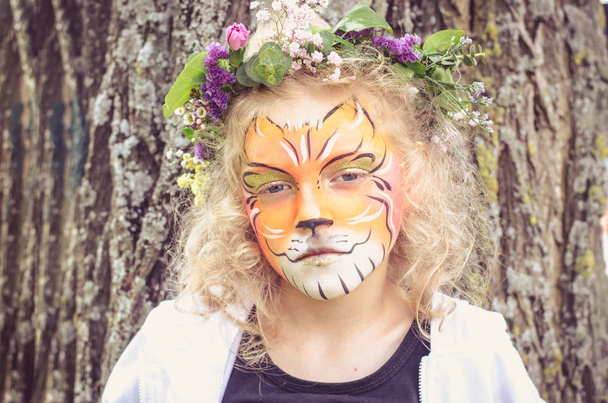 bambino con pittura faccia di tigre
 - Foto, immagini