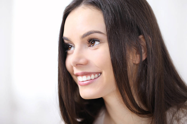 hymyilevä nainen muotokuva profiilin näköinen, eristetty valkoinen
 - Valokuva, kuva
