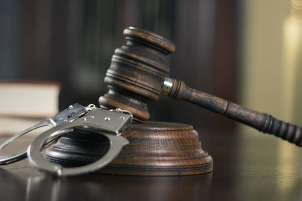 Tema Justicia. Derecho abogado mazo de madera, concepto de justicia, sistema legal
 - Foto, Imagen