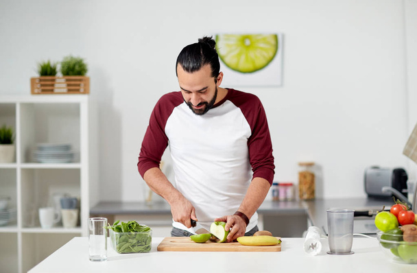 muž s mixér a ovoce vaření doma kuchyň - Fotografie, Obrázek