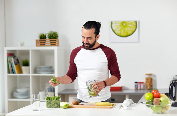 muž s blender pohár vaření potravin v domácí kuchyni - Fotografie, Obrázek