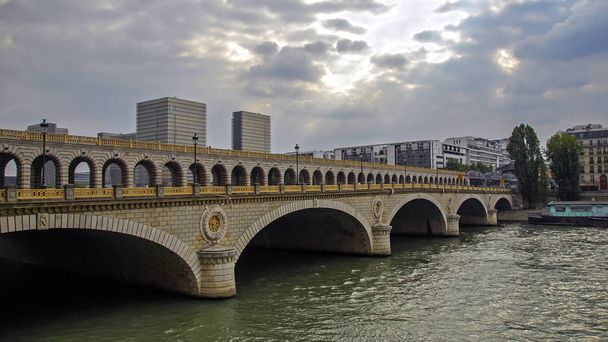 Pont de Bercy, most na rzece Seine, Paryż, Francja. fotografii ulicznej - Zdjęcie, obraz