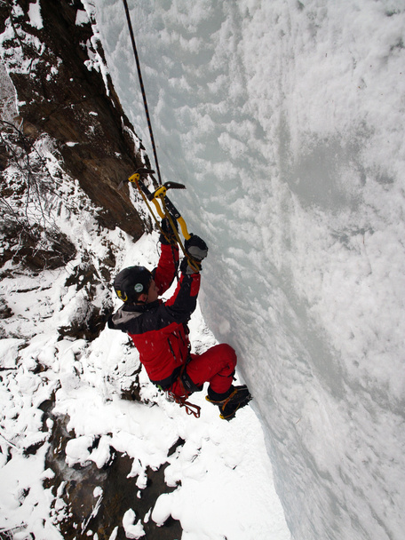 man klimmen bevroren waterval - Foto, afbeelding