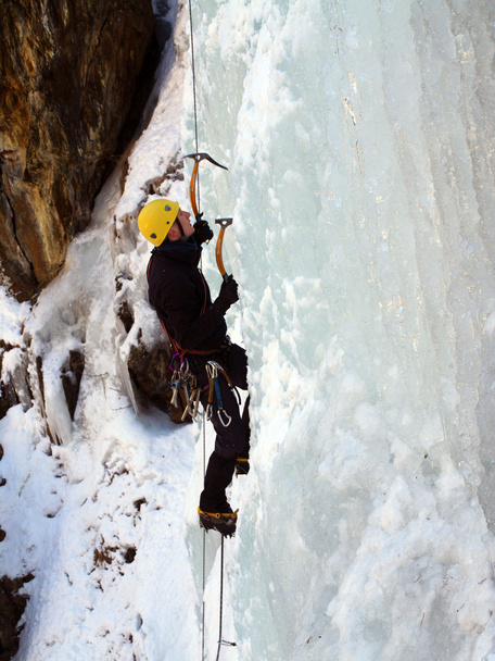 Man climbing frozen waterfall - Foto, Imagem