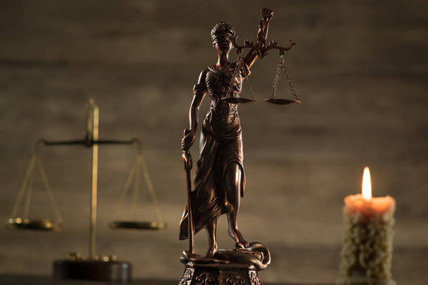 Тема справедливості. Закон дерев'яний дарував адвоката, концепція справедливості, правова система, молоток судді
 - Фото, зображення