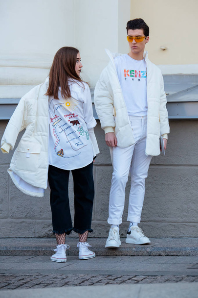 Persone che manifestano moda street style vicino al Manege di Mosca alla Mercedes-Benz Fashion Week Russia
. - Foto, immagini