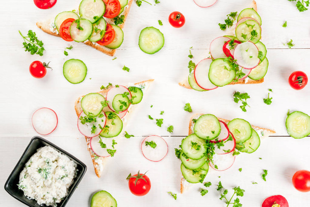 Sándwiches de primavera con verduras frescas
 - Foto, Imagen