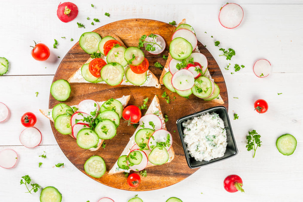 Spring  sandwiches with fresh vegetables - Foto, Imagen