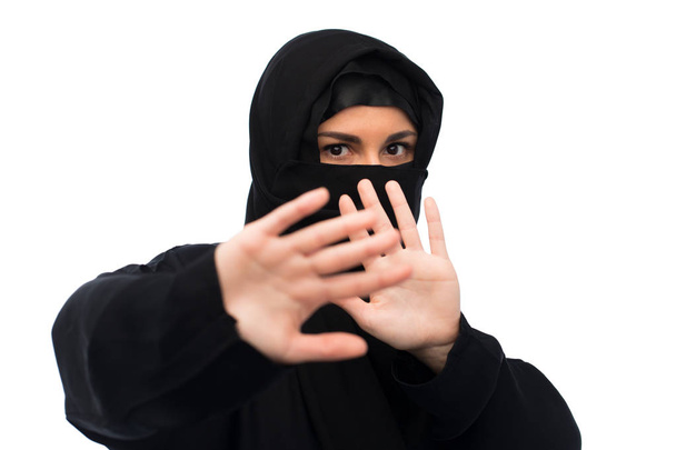muslim woman in hijab showing stop sign - Foto, afbeelding