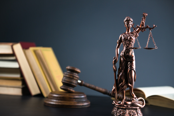 Θέμα νόμου και της δικαιοσύνης. Δίκαιο δικηγόρος ξύλινο σφυρί, έννοια δικαιοσύνης, νομικό σύστημα, Hummer του δικαστή - Φωτογραφία, εικόνα