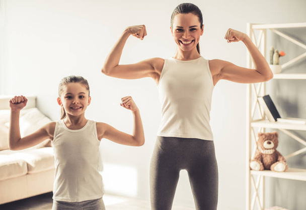 Mom and daughter working out - Zdjęcie, obraz