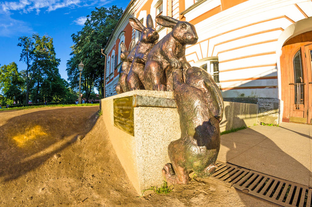 Pomnik na zające, hare island w Piotr i Paweł twierdzy. Sankt Petersburg - Zdjęcie, obraz