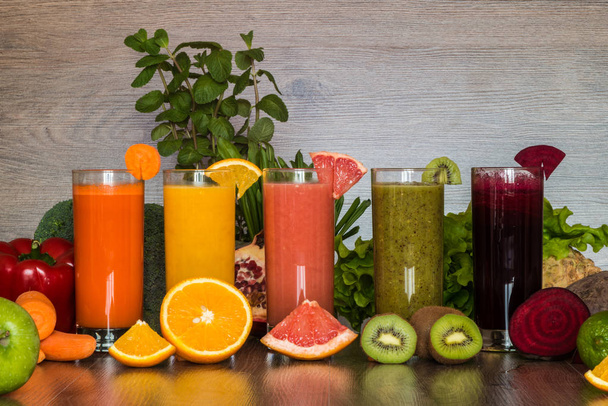 Detox dieet. Gezond eten. Verschillende kleurrijke verse fruitsappen, groenten en fruit - Foto, afbeelding