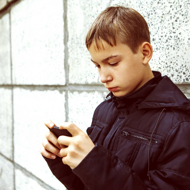 Kid with Cellphone - Fotoğraf, Görsel