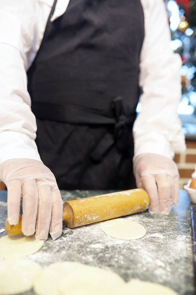 Mužské šéfkuchař používá suroviny pro přípravu mouky produkty na kitch - Fotografie, Obrázek