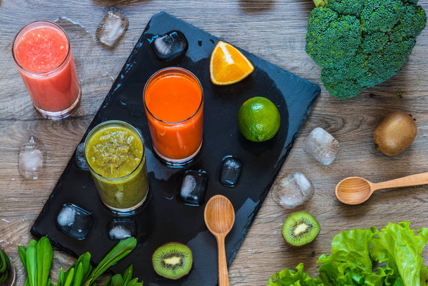 Detox-ruokavalio. Terveellistä syömistä. Erilaiset värikkäät tuoreet mehut, vihannekset ja hedelmät
 - Valokuva, kuva