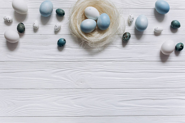 Huevos pintados de Pascua en nido
 - Foto, imagen