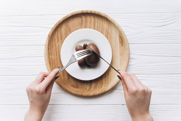 eten chocolade paaseieren - Foto, afbeelding