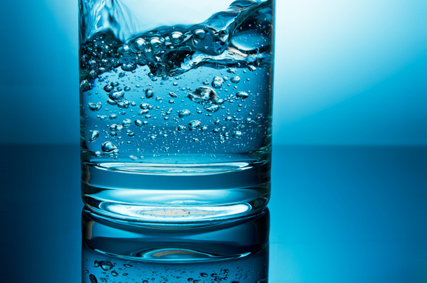 Agua en vidrio
 - Foto, imagen