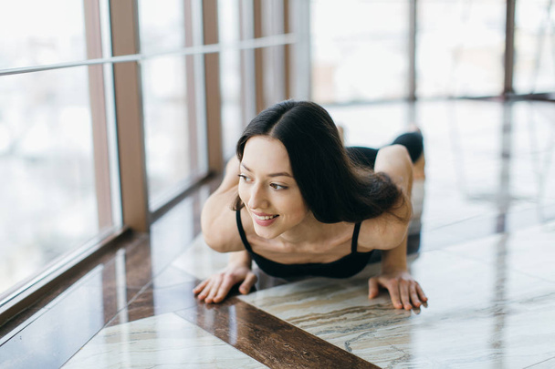 фитнес Девушка практикует йогу
 - Фото, изображение