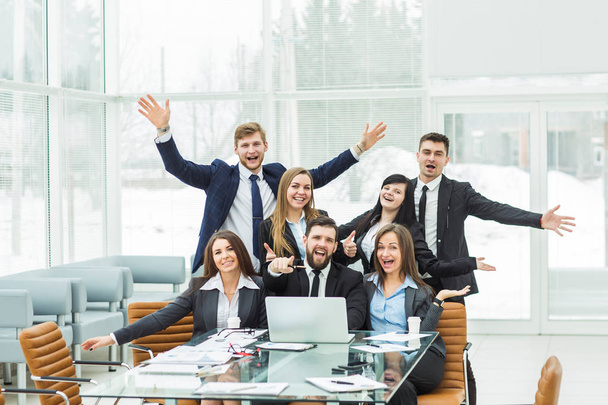 succes concept in het bedrijfsleven - een professionele team is verheugd over de resultaten van het gezamenlijke werk - Foto, afbeelding