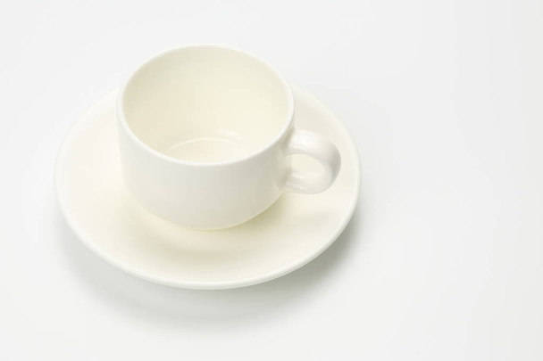 Vazio copo de café branco no fundo branco
 - Foto, Imagem