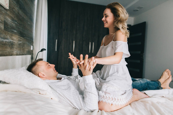 beautiful couple play  in bed - Fotografie, Obrázek