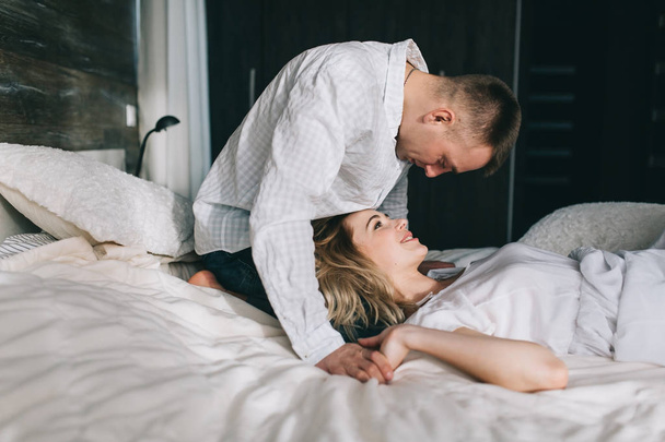 young couple in bed - Foto, afbeelding
