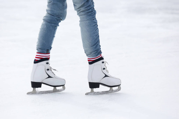 patinaje pies en la pista de hielo
 - Foto, Imagen