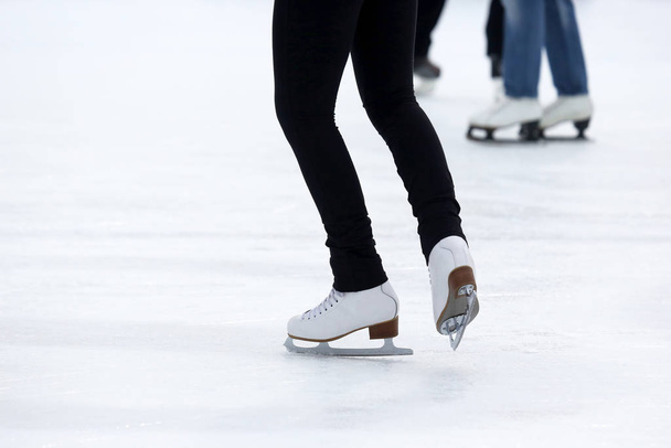 アイスリンク上でスケートの足 - 写真・画像