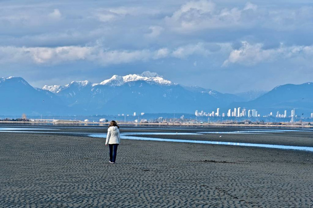 Žena na pláži s downtown Vancouver a výhledem na hory.  - Fotografie, Obrázek