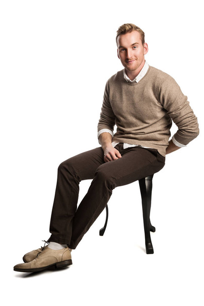 Hombre atractivo sonriendo usando suéter
 - Foto, imagen