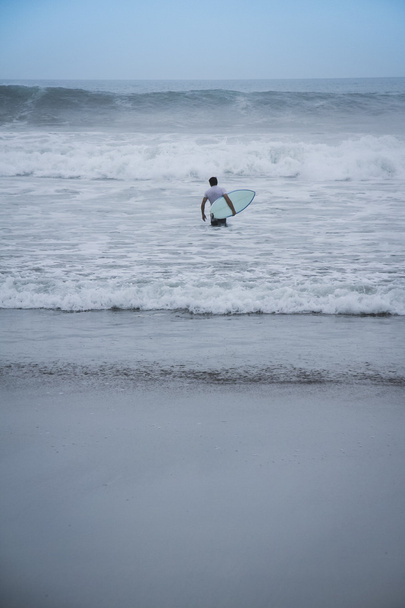 Серфер в морі Кута пляж Балі
 - Фото, зображення