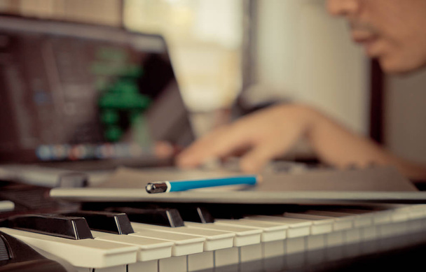 Músico usando la computadora para escribir su nueva composición
. - Foto, Imagen