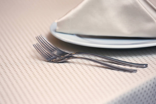 garfos de ajuste de mesa em uma mesa no restaurante
 - Foto, Imagem