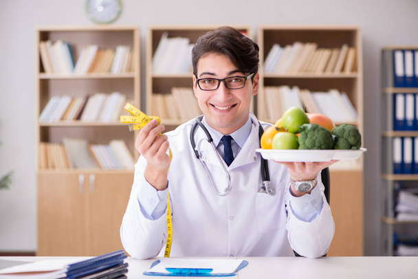 Γιατρός σε δίαιτα έννοια με φρούτα και λαχανικά - Φωτογραφία, εικόνα
