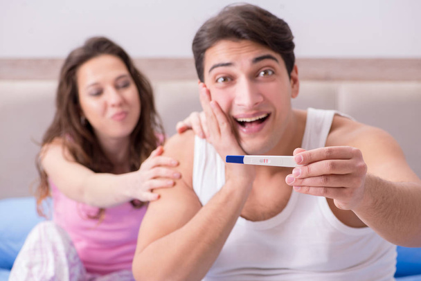 Glückliches Paar informiert sich über Schwangerschaftstest-Ergebnisse - Foto, Bild