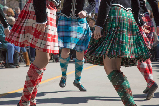 Έφηβοι χορεύουν εξωτερική Σκωτίας φούστες - Φωτογραφία, εικόνα