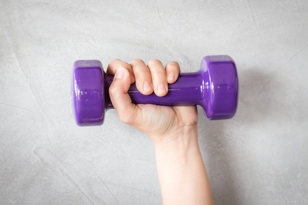 Woman Hand Holding Violet Dumbbell - Foto, immagini