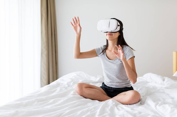 Жінка дивиться з пристроєм VR
 - Фото, зображення