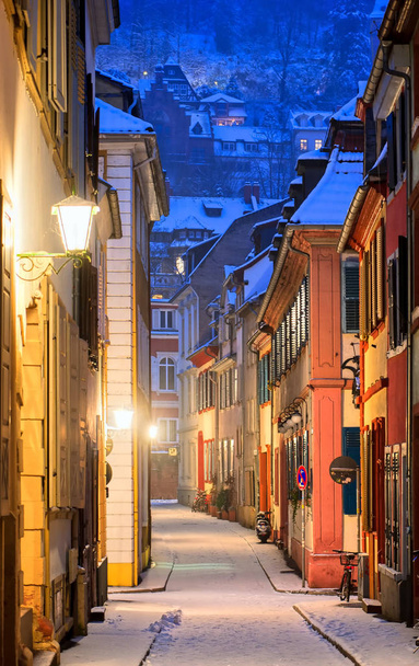 Rua lateral estreita em Heidelberg cidade velha, Alemanha
 - Foto, Imagem